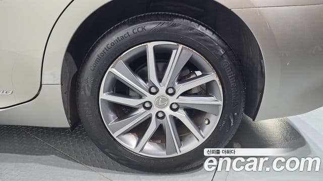 Lexus ES300h 2018 — Photo 4/33