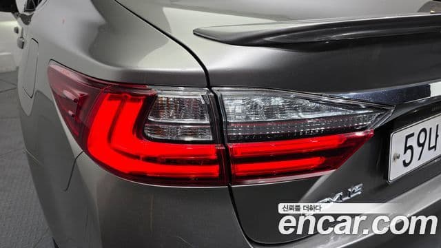 Lexus ES300h 2018 — Photo 33/33
