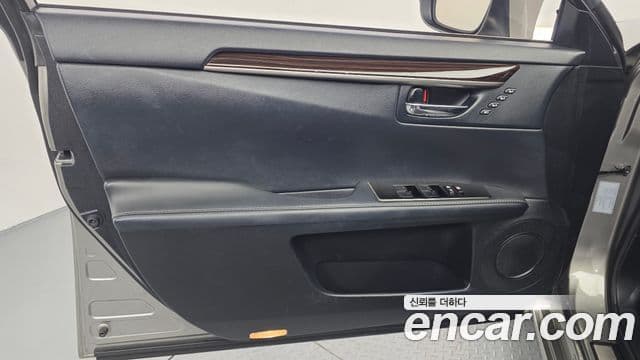 Lexus ES300h 2018 — Photo 7/33