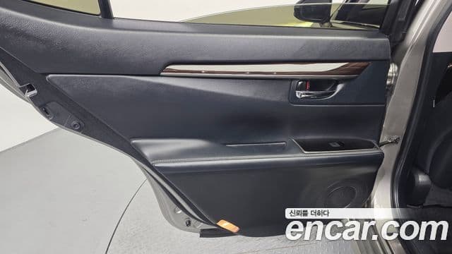 Lexus ES300h 2018 — Photo 5/33