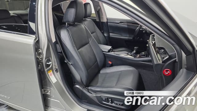 Lexus ES300h 2018 — Photo 30/33