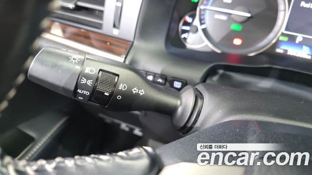 Lexus ES300h 2018 — Photo 2/33