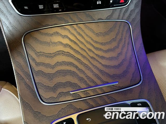 Mercedes-Benz E-Class 2022 — ფოტო 18/19