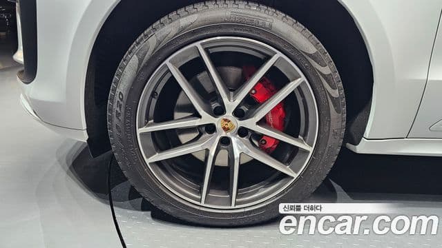 Porsche Macan 2022 — ფოტო 5/20