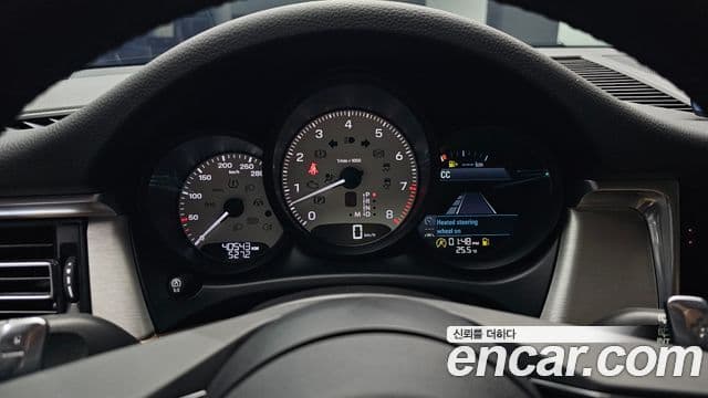 Porsche Macan 2022 — ფოტო 8/20