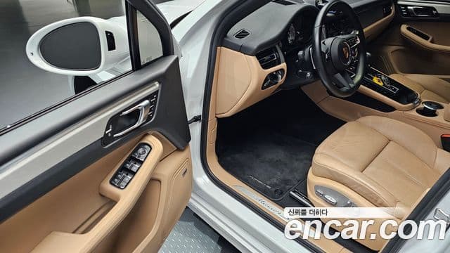 Porsche Macan 2022 — ფოტო 10/20