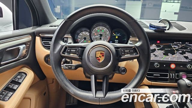 Porsche Macan 2022 — ფოტო 13/20