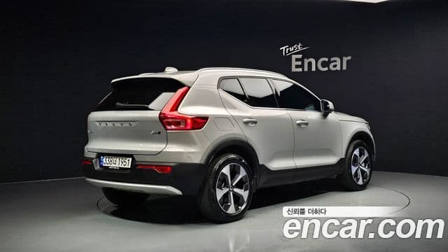 Volvo XC40 2023 — ფოტო 2/20