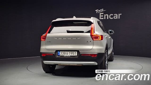 Volvo XC40 2023 — ფოტო 4/20