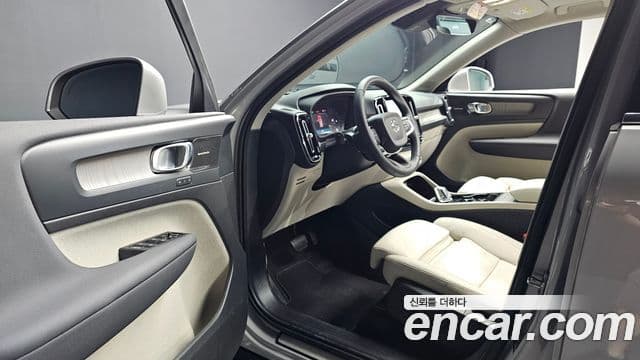 Volvo XC40 2023 — ფოტო 10/20