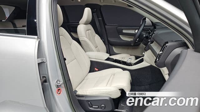 Volvo XC40 2023 — ფოტო 11/20