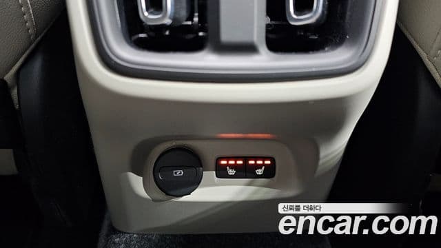 Volvo XC40 2023 — ფოტო 19/20