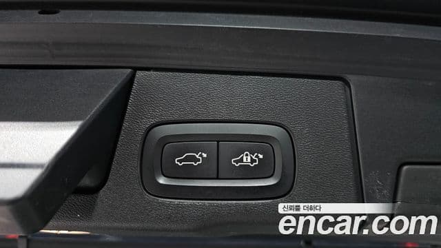 Volvo XC60 2018 — Фото 18/20
