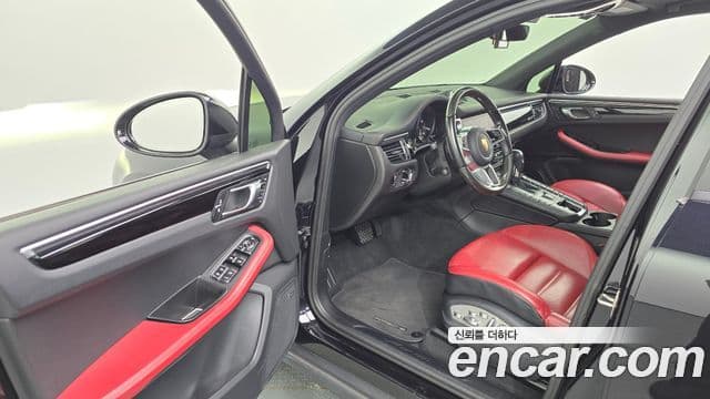 Porsche Macan 2021 — ფოტო 10/20