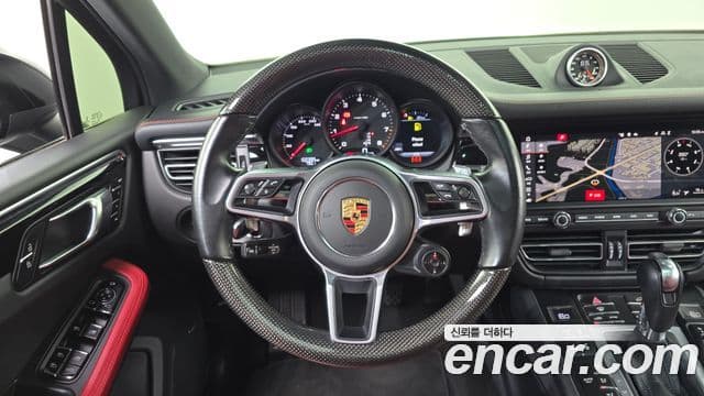 Porsche Macan 2021 — ფოტო 13/20