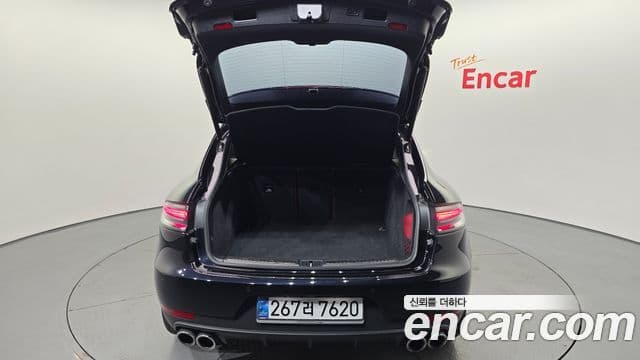 Porsche Macan 2021 — ფოტო 18/20