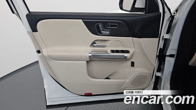 Mercedes-Benz GLB-Class 2024 — Photo 3/31