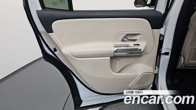 Mercedes-Benz GLB-Class 2024 — Photo 6/31