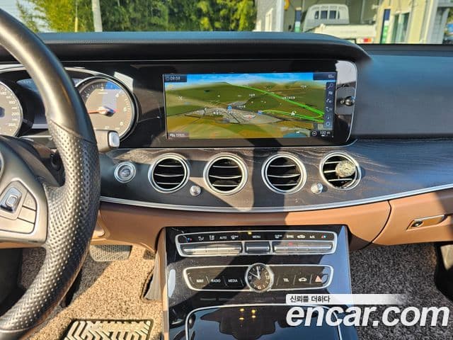Mercedes-Benz E-Class 2018 — ფოტო 14/20