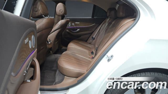 Mercedes-Benz E-Class 2019 — Фото 12/20