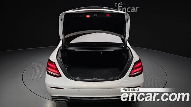 Mercedes-Benz E-Class 2019 — Фото 20/20