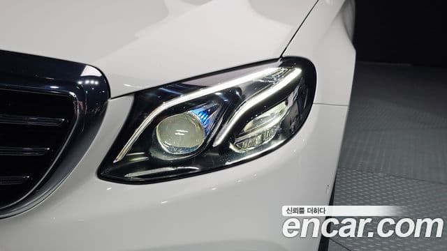 Mercedes-Benz E-Class 2019 — ფოტო 29/32