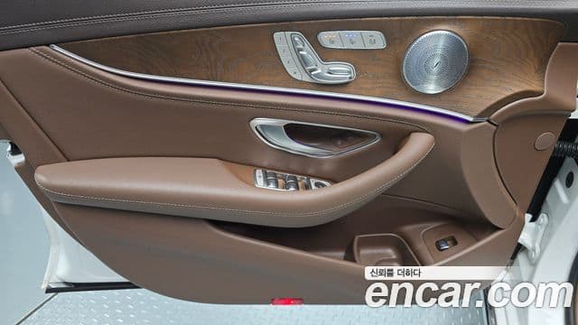 Mercedes-Benz E-Class 2019 — ფოტო 16/32