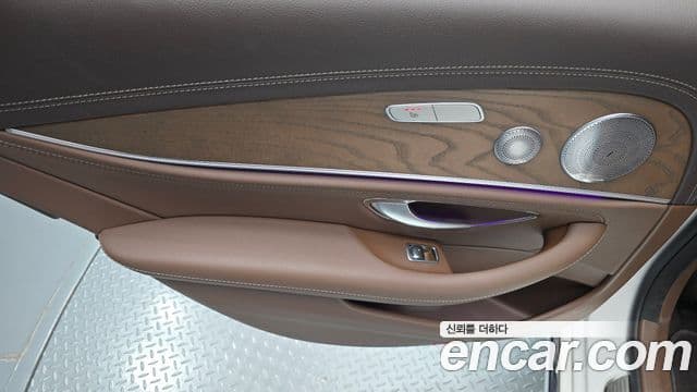 Mercedes-Benz E-Class 2019 — ფოტო 26/32