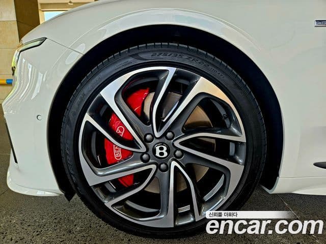 Bentley Continental GT 2025 — ფოტო 13/16