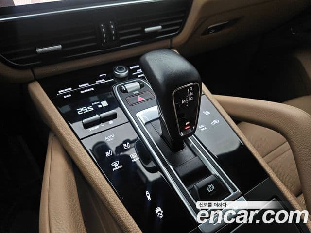 Porsche Cayenne 2023 — ფოტო 9/13