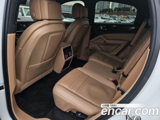 Porsche Cayenne 2023 — ფოტო 11/13