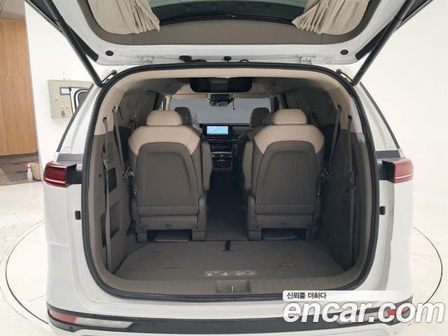 Kia Carnival 2021 — ფოტო 16/20