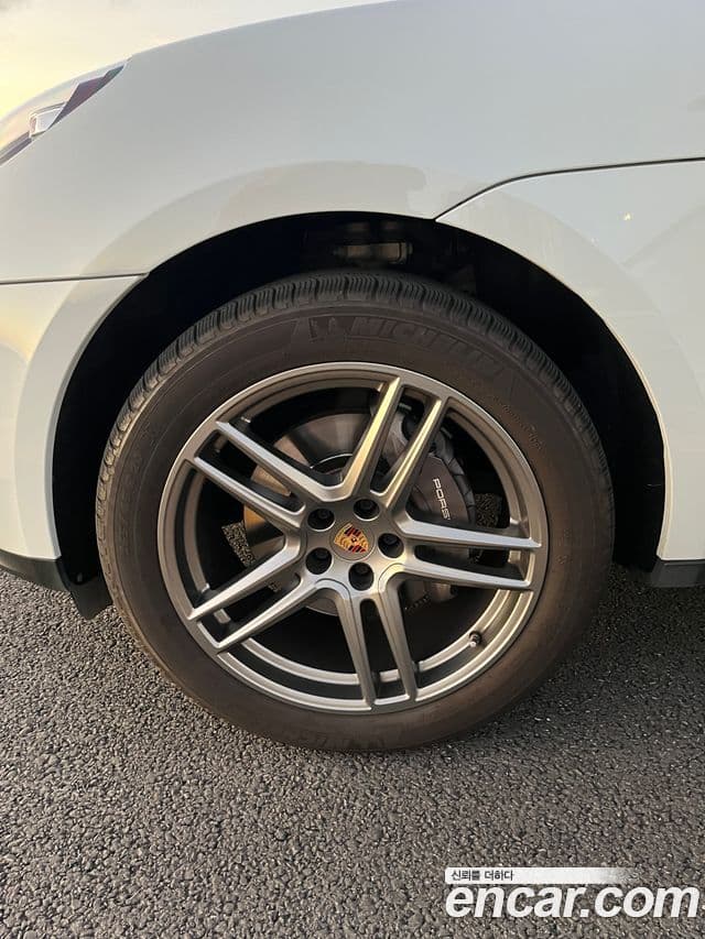 Porsche Macan 2019 — ფოტო 15/16
