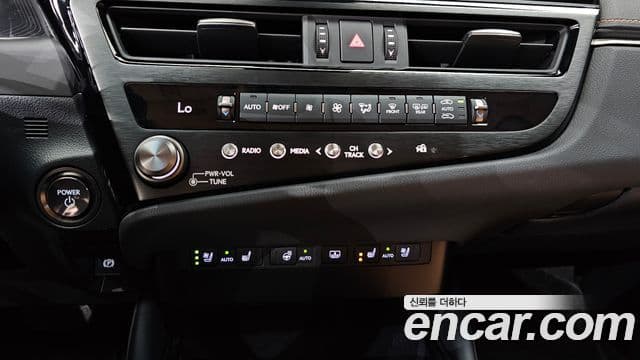 Lexus ES300h 2025 — Şəkil 18/20