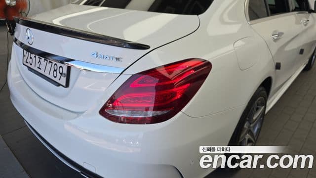 Mercedes-Benz C-Class 2018 — Photo 16/30