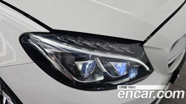 Mercedes-Benz C-Class 2018 — Photo 9/30