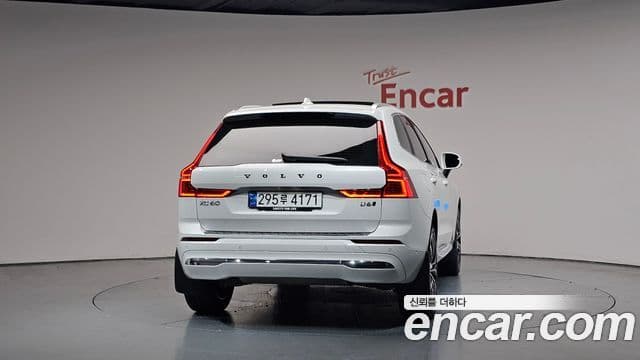 Volvo XC60 2023 — ფოტო 4/20