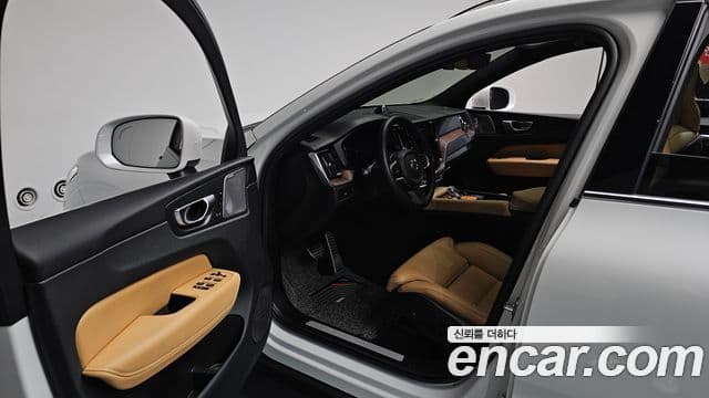 Volvo XC60 2023 — ფოტო 10/20