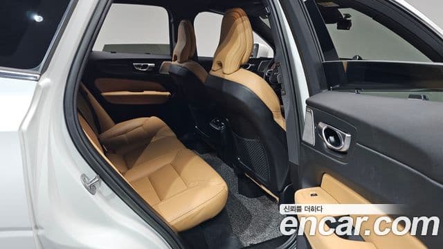 Volvo XC60 2023 — ფოტო 11/20
