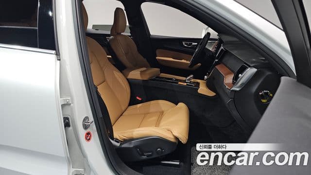 Volvo XC60 2023 — ფოტო 12/20