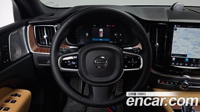 Volvo XC60 2023 — ფოტო 13/20