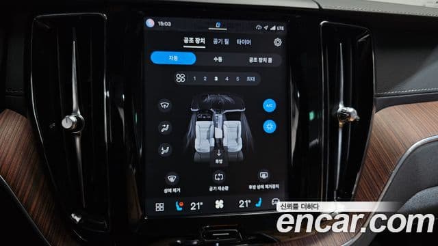 Volvo XC60 2023 — ფოტო 19/20