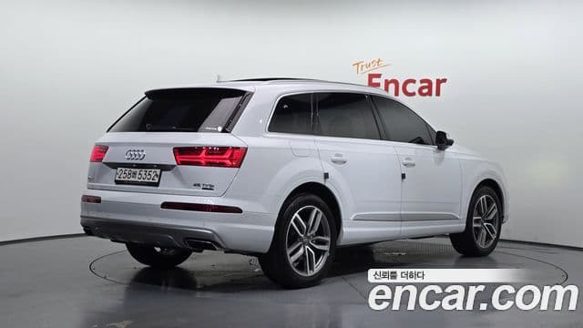 Audi Q7 2019 — ფოტო 2/20