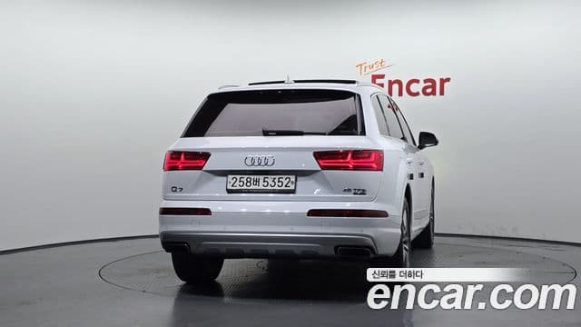 Audi Q7 2019 — ფოტო 4/20