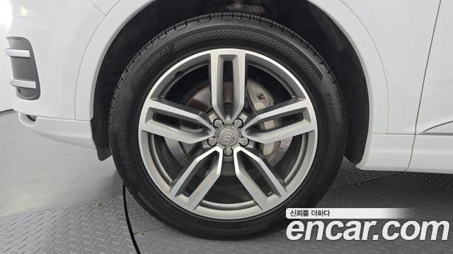 Audi Q7 2019 — ფოტო 5/20