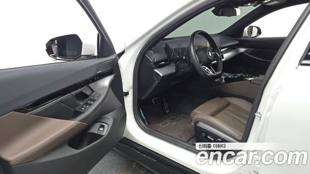 BMW 5 Series 2023 — Şəkil 10/20