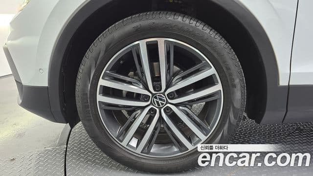 Volkswagen Tiguan 2022 — ფოტო 9/20