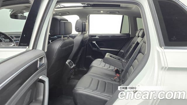 Volkswagen Tiguan 2022 — ფოტო 14/20