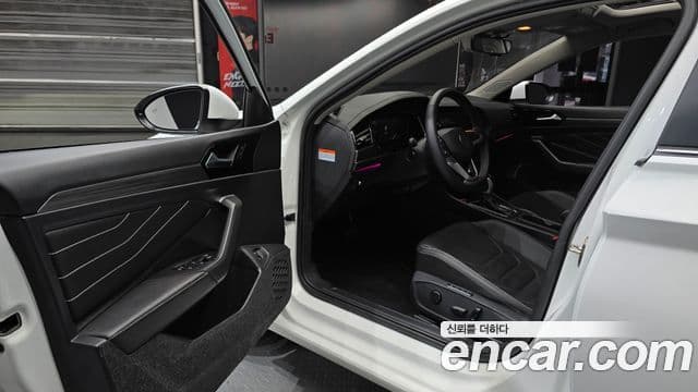 Volkswagen Jetta 2023 — Şəkil 10/20