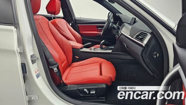 BMW 3 Series 2018 — фото 12 из 20